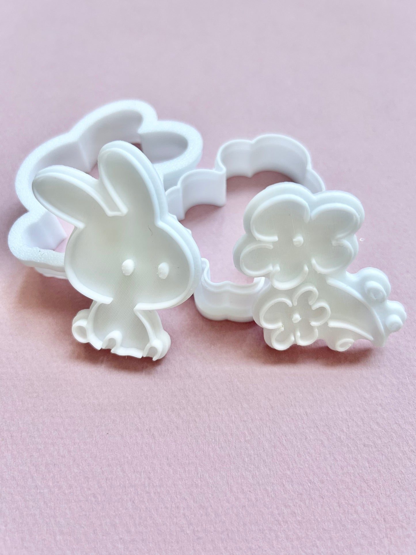 Lapin et fleur