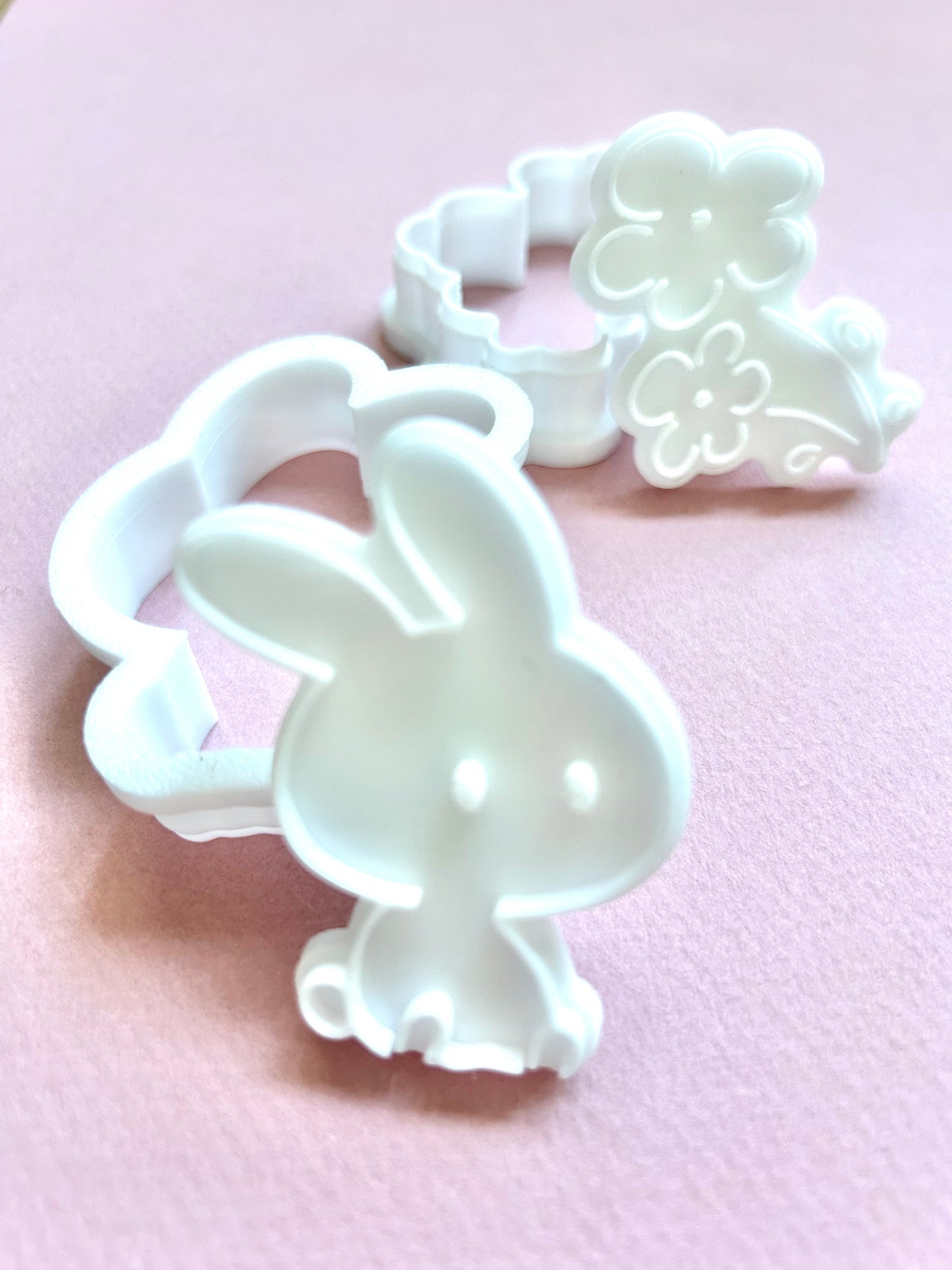 Lapin et fleur